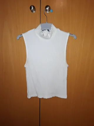 Top blanco cuello alto sin mangas Stradivarius