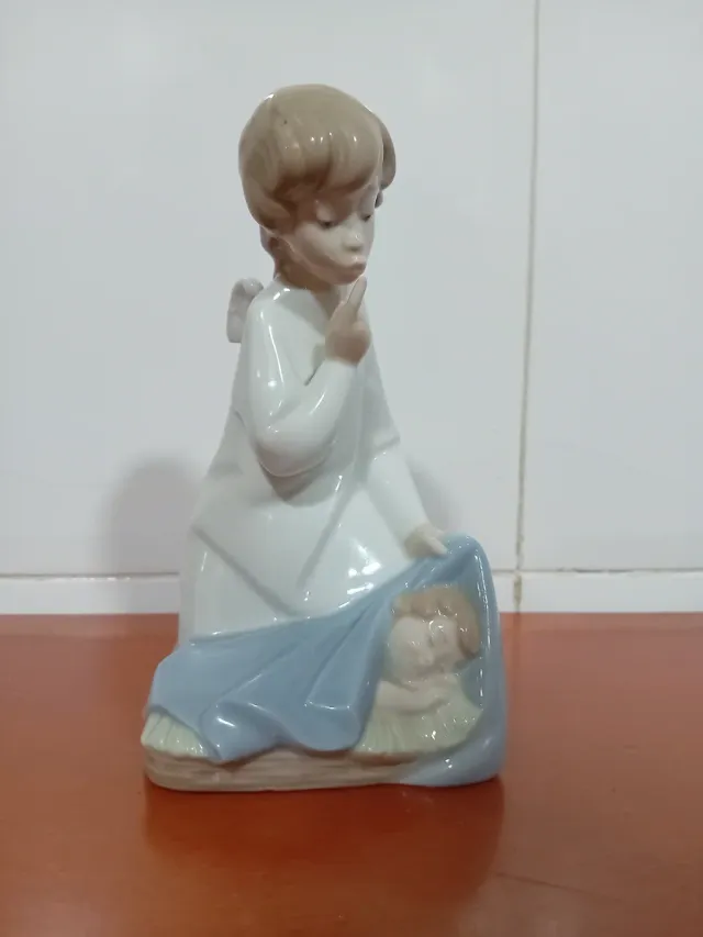 Figura Lladró Ángel y Bebé en Cuna