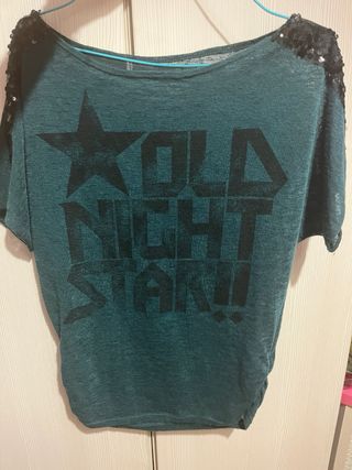 Camiseta verde con estrellas y lentejuelas