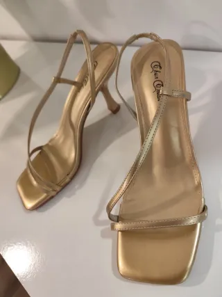 Zapatos de fiesta dorados