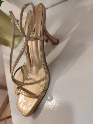 Zapatos de fiesta dorados