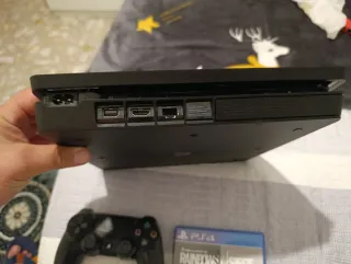 PS4 (PlayStation 4) Negra + Mando y Juego