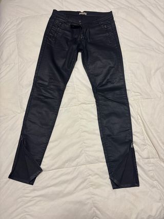 Pantalón Pull&Bear efecto brillo negro