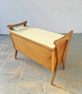 Banqueta francésa de roble y formica.