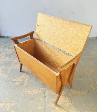 Banqueta francésa de roble y formica.