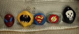 dipinti  a mano . simboli supereroi dei fumetti.