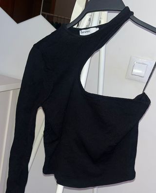 Top Bershka Negro Asimétrico Manga Larga
