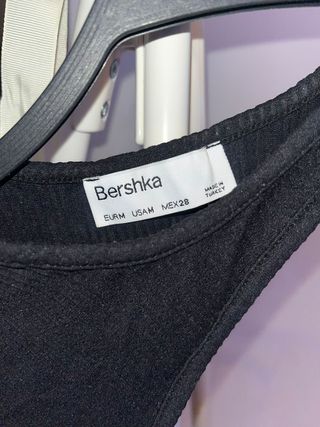 Top Bershka Negro Asimétrico Manga Larga