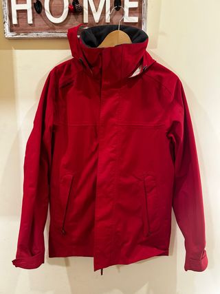 Chaqueta cortavientos roja con capucha 