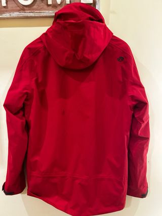 Chaqueta cortavientos roja con capucha 