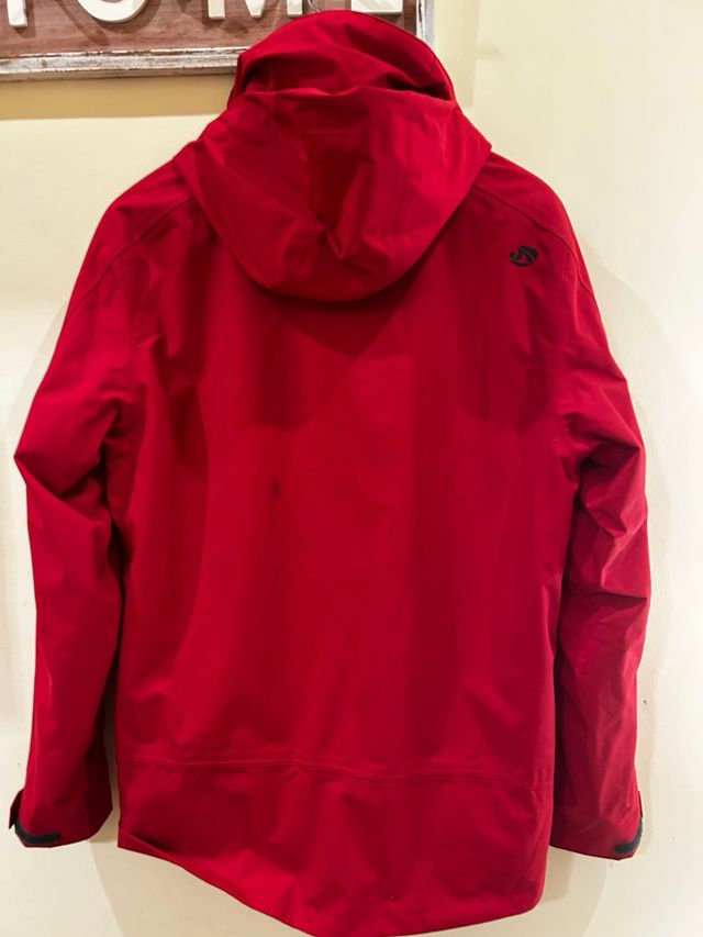 Chaqueta cortavientos roja con capucha 