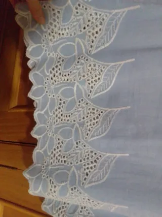 Blusa azul celeste sin mangas bordada