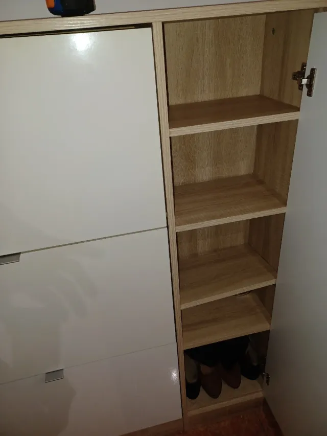 Zapatero blanco y madera. 