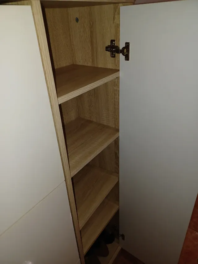 Zapatero blanco y madera. 