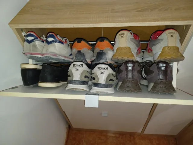 Zapatero blanco y madera. 