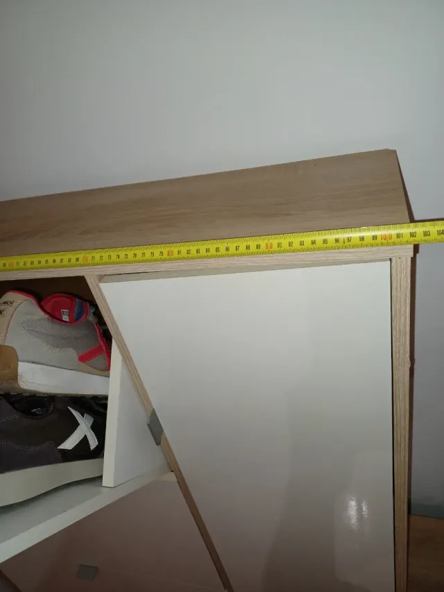 Zapatero blanco y madera. 