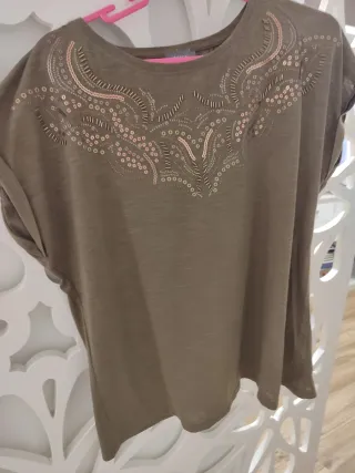 Camiseta verde con detalles dorados