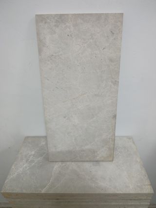 Azulejos de mármol claro
