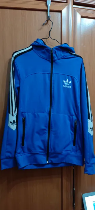 Chaqueta Adidas Azul Talla M.
Usado 2 veces.