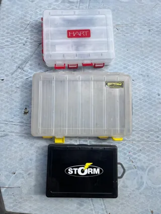 Cajas de señuelos de pesca jerks