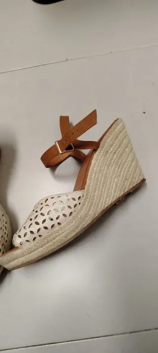 Sandalias Naf Naf blancas y marrones