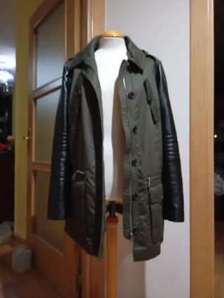 Parka verde con mangas negras polipiel
