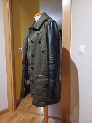 Parka verde con mangas negras polipiel