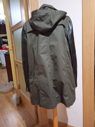 Parka verde con mangas negras polipiel