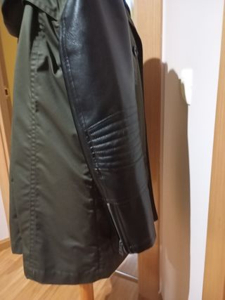 Parka verde con mangas negras polipiel
