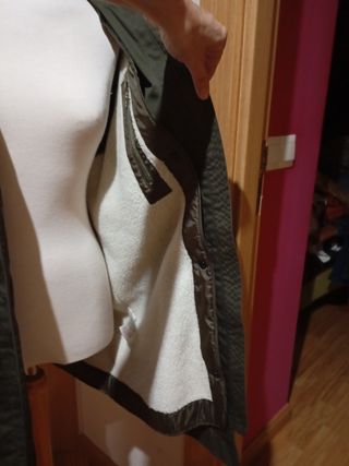 Parka verde con mangas negras polipiel