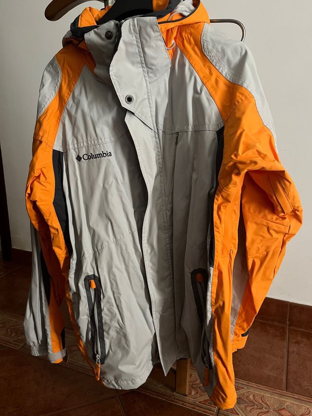 Chaqueta Columbia gris y naranja