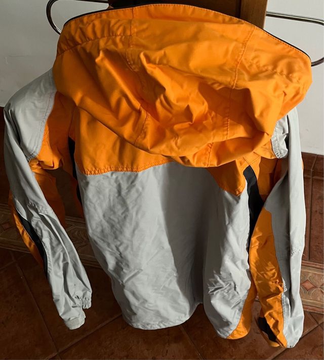 Chaqueta Columbia gris y naranja