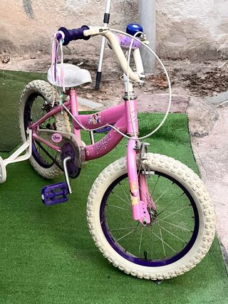 Bicicleta infantil rosa con ruedines