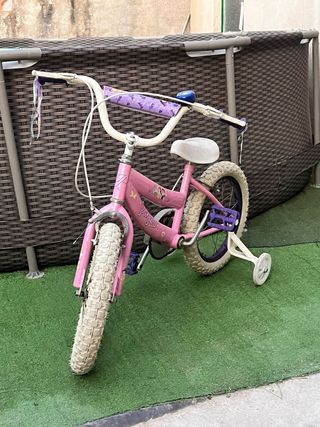 Bicicleta infantil rosa con ruedines