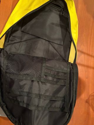 Mochila amarilla y gris