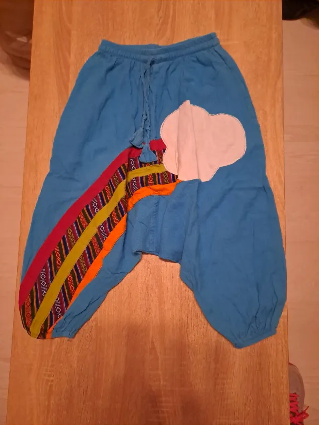 Pantalón hippie azul con arcoíris y nube