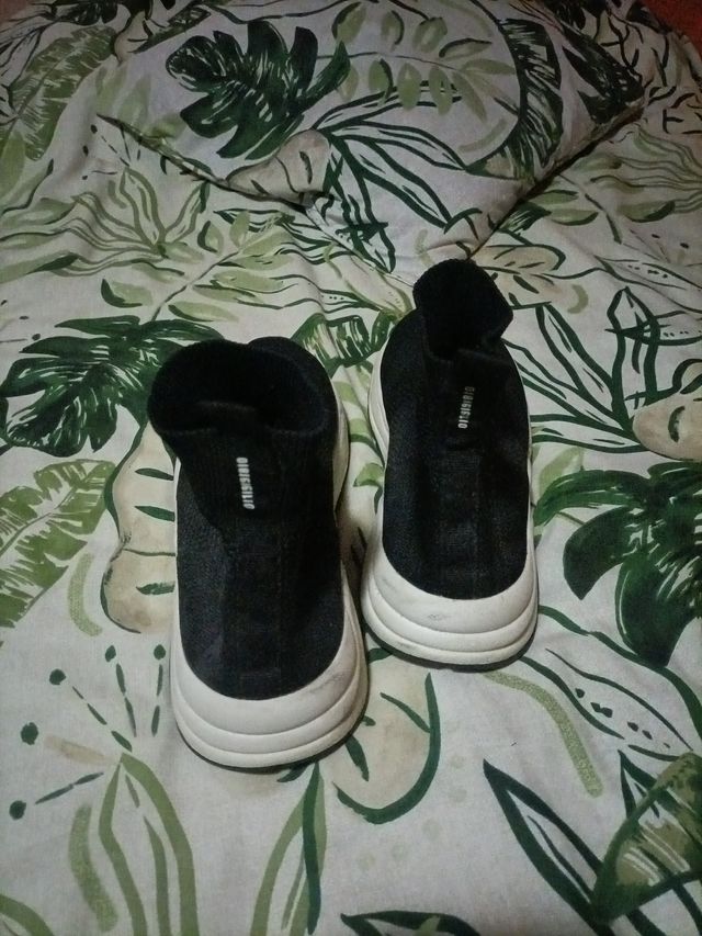 Zapatillas Bershka Negras y Blancas