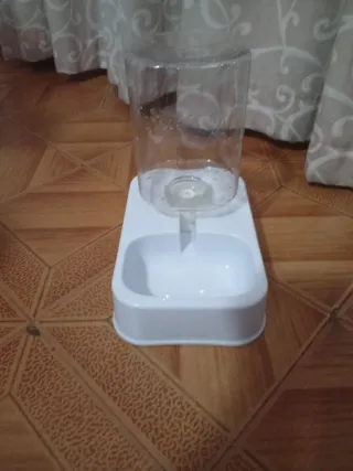 Abbeveratoio per animali domestici trasparente e bianco