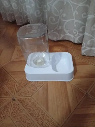 Abbeveratoio per animali domestici trasparente e bianco