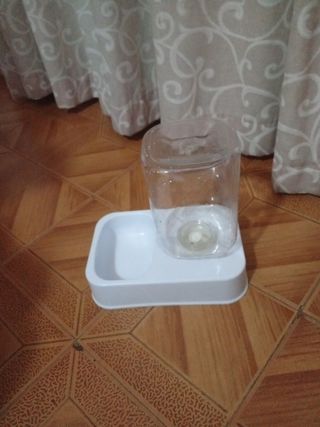 Abbeveratoio per animali domestici trasparente e bianco