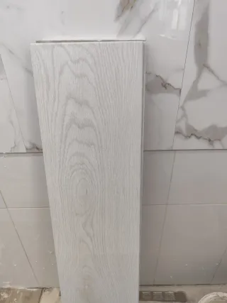 Suelo porcelánico imitación madera 10m2.