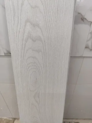 Suelo porcelánico imitación madera 10m2.