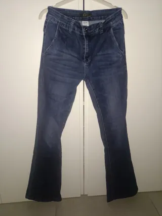 Pantalón vaquero flare azul