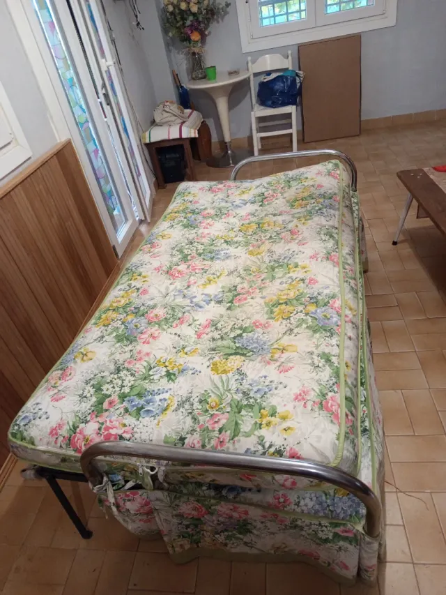 Sofá vintage floral tela y metal