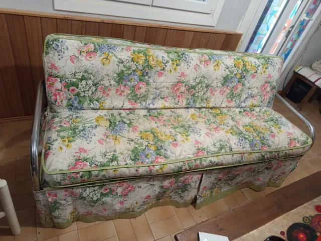 Sofá vintage floral tela y metal