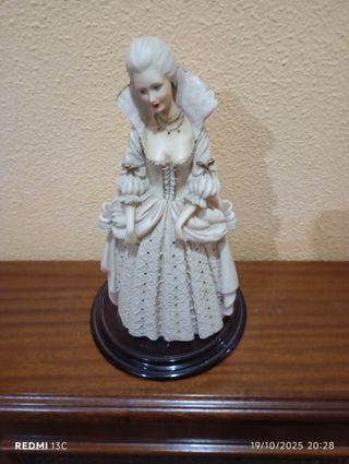 Estatua decorativa mujer antigua