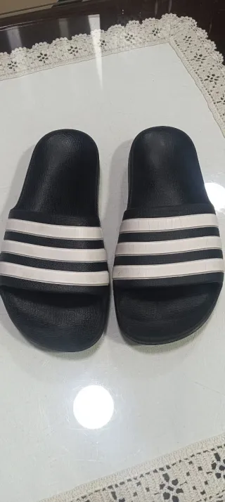 Chanclas Adidas niño negras y blancas