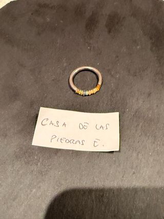 Anillo plateado con piedras multicolor