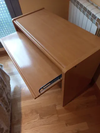 Escritorio de madera marrón