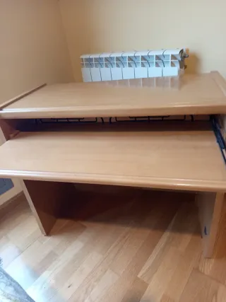 Escritorio de madera marrón